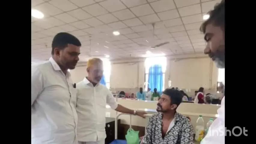 കോട്ടയം: പോലീസ് മർദ്ദനത്തിനിരയായി ചികിത്സയിൽ കഴിയുന്ന യുവാവിനെ കോട്ടയം മെഡിക്കൽ കോളേജിൽ എസ്ഡിപിഐ നേതാക്കൾ സന്ദർശിച്ചു.
