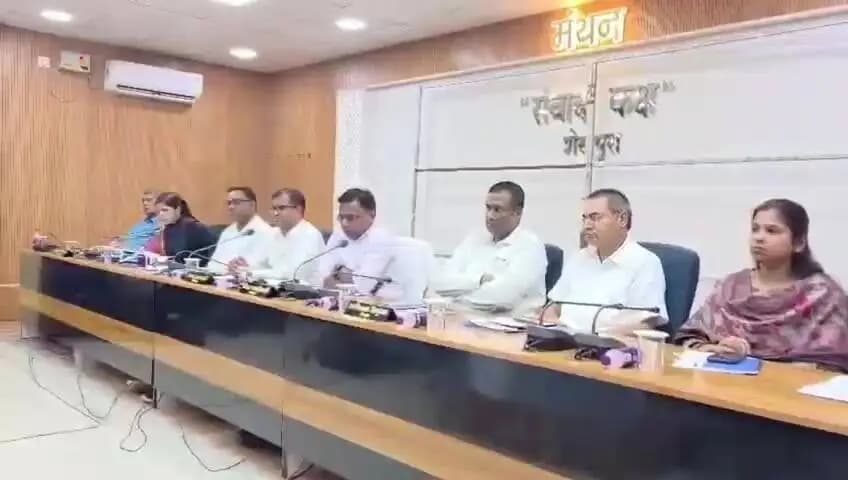 शेखपुरा: लंबित कार्यों में देरी बर्दाश्त नहीं, समय पर निष्पादन का डीएम ने दिया निर्देश