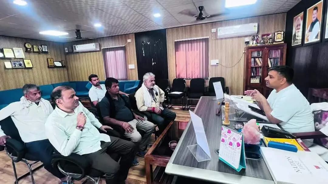 नजफगढ़: निगम पार्षद अमित खरखड़ी ने क्षेत्रवासियों की समस्याएं सुनीं, अधिकारियों को दिए जल्द समाधान के निर्देश