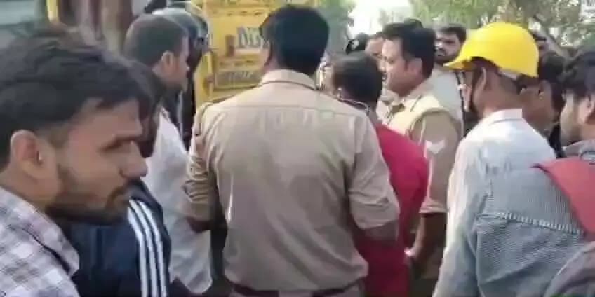 बागपत: सरूरपुर कलां के निकट हाइवे पर बंद बॉडी छोटा हाथी में मिले तीन गोवंश, राहगीरों ने चालक को पुलिस को सौंपा