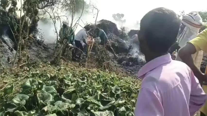 अतरौली: चंदोआ गोवर्धनपुर में 11 हजार की बिजली लाइन का तार टूटने से लगी आग, 20 बीघा करब और भूसे की बुर्जी व बिटोरा जलकर हुए राख