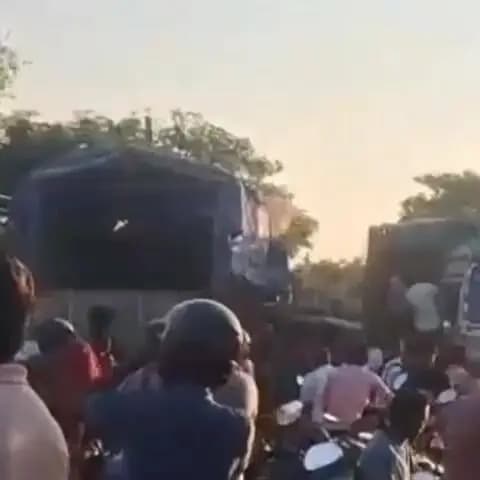 नरकटियागंज: नरकटियागंज-भिखनाठोरी मार्ग पर दो ट्रकों की टक्कर में टेंपो फंसकर पिचक गया