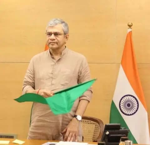 माननीय मुख्यमंत्री, पश्चिम बंगाल श्री @SuvenduWB एवं माननीय रेल मंत्री श्री @AshwiniVaishnaw जी सहित अन्य जनप्रतिनिधिगण द्वारा जयपुर (खातीपुरा)-टाटानगर-सांतरागाछी एक्सप्रेस रेल सेवा का हरी झंडी दिखाकर शुभारंभ किया गया।