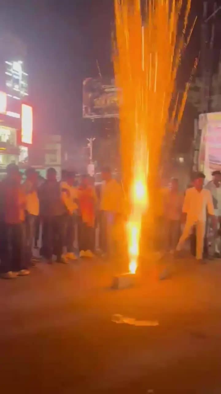 आरा: आरा में अंनत सिंह को जेडीयू ने पार्टी से निकाला, समर्थकों ने मोकामा विधायक के समर्थन में पटाखा फोड़कर दिवाली मनाई