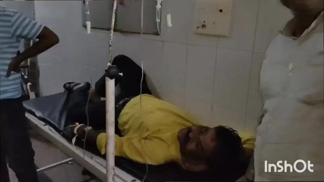 बांदा: बांदा में युवक ने सांप को डिब्बे में बंद कर अस्पताल पहुंचाया, मचा हड़कंप, युवक का इलाज जारी