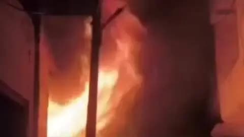 सादाबाद: सहपऊ के बाजार में गारमेंट की दुकान में लगी भीषण आग, फायर ब्रिगेड ने बमुश्किल पाया काबू