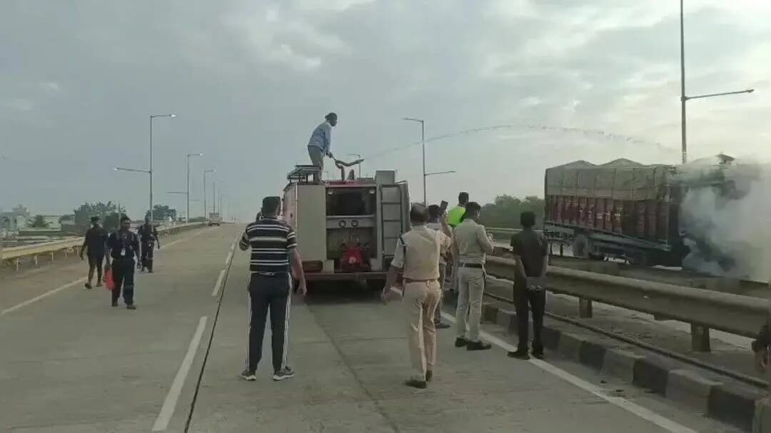 भाटापारा: भाटापारा- दामाखेड़ा ओवरब्रिज पर ट्रक में लगी आग, एक घंटे की मशक्कत के बाद पाया गया काबू