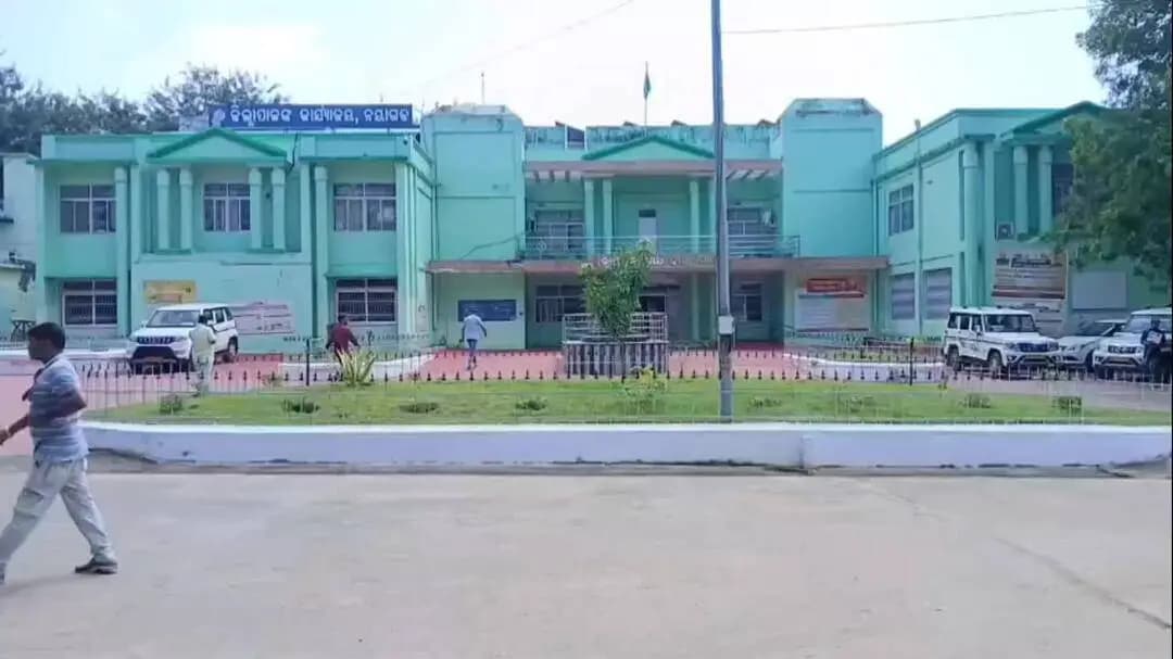 ନୟାଗଡ: ବାତ୍ୟା ଅର୍ଣ୍ଣବ ପାଇଁ ଜିଲ୍ଲାର ସମସ୍ତ ସ୍କୁଲ ଅଙ୍ଗନୱାଡ଼ି କଲେଜ୍ ଦୁଇ ଦିନ ପାଇଁ ଛୁଟି ଘୋଷଣା