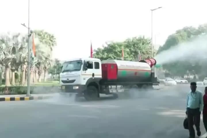 करोल बाग: दिल्ली में प्रदूषण पर लगाम, सेंट्रल दिल्ली में एंटी-स्मॉग गन से पानी का छिड़काव