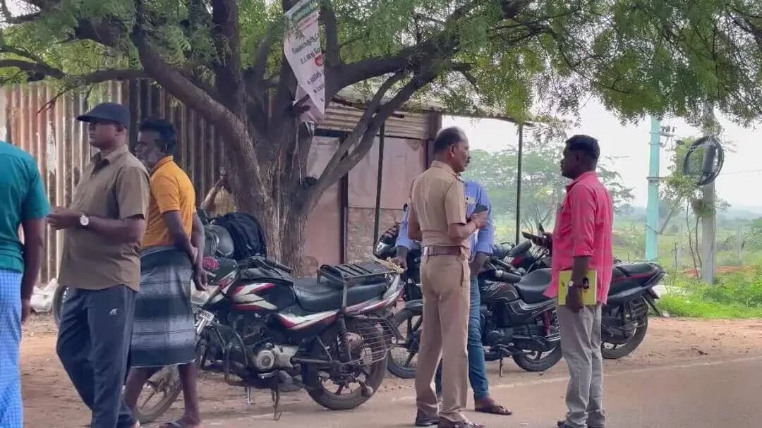 ஓட்டப்பிடாரம் அருகே வீரன் சுந்தரலிங்கம் நகரில் வாயில் கருப்பு துணி கட்டி பொதுமக்கள் போராட்டம்