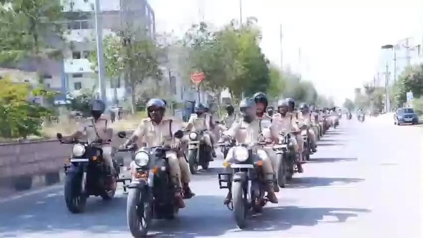 సిరిసిల్ల: పోలీస్ అమరవీరుల సంస్మరణ వారోత్సవాల్లో బాగంగా 17వ పోలీస్ బెటాలియన్ ఆధ్వర్యంలో బైక్ ర్యాలీ హెల్మెట్ ధరించడంపై అవగాహన