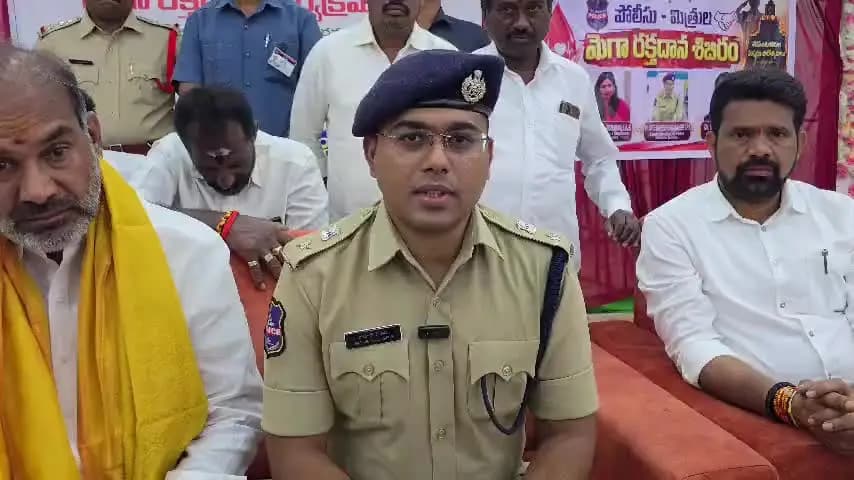 సిరిసిల్ల: వేములవాడలో పోలీస్ శాఖ ఆధ్వర్యంలో మెగా రక్తదాన శిబిరంలో పాల్గొని మాట్లాడిన జిల్లా ఎస్పీ మహేష్ బి గితే