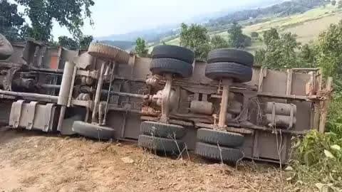 सामरी कुसमी: बोहल घाट में बॉक्साइट लोड ट्रक पलटी, ब्रेक फेल होने से हुआ हादसा; चालक सुरक्षित