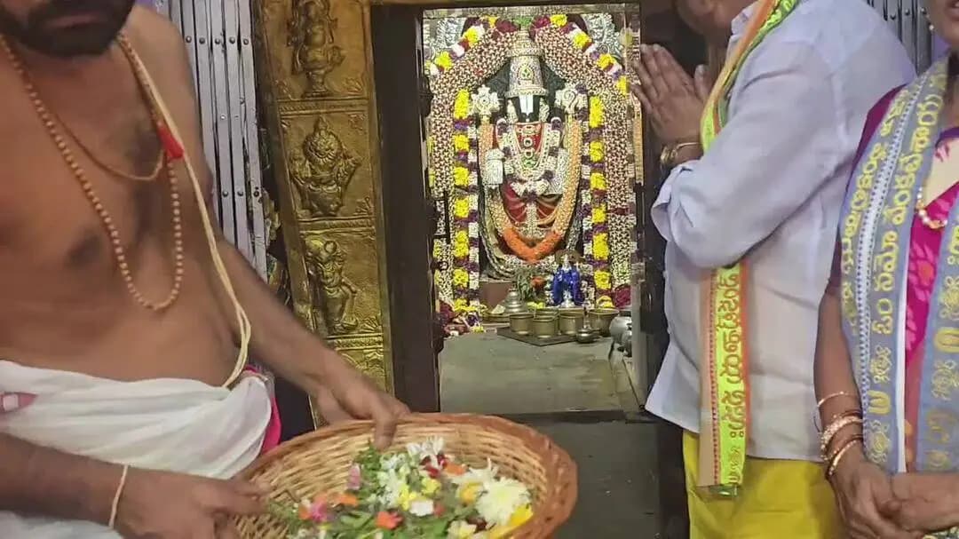 సిరిసిల్ల: మూర్తి మంత్ర హోమం, మహా పూర్ణాహుతి, చక్ర స్నానం మొదలగు కార్యక్రమాలలో పాల్గొన్న మున్సిపల్ ఛైర్పర్సన్ దంపతులు