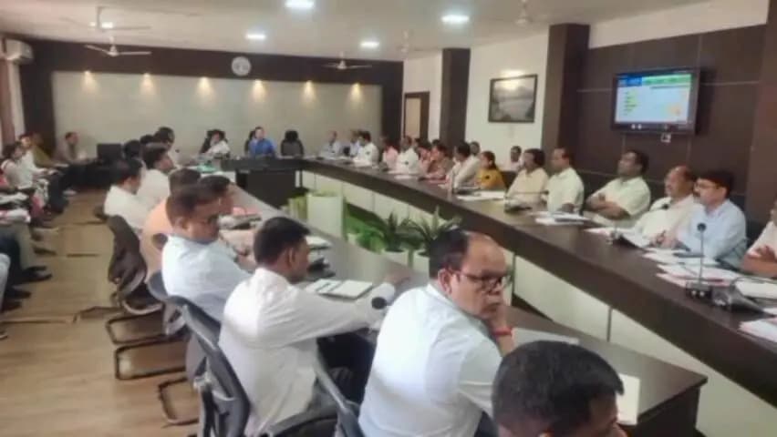 बालाघाट: बालाघाट में समय-सीमा की बैठक, सीएम हेल्पलाइन शिकायतों के निराकरण के निर्देश