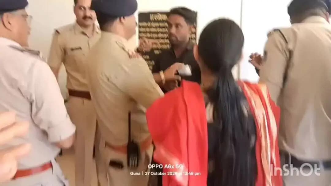 गुना नगर: पुलिस जनसुनवाई में मारपीट और चोरी की शिकायत लेकर आए 376 के आरोपी ने खाया ज़हर, अस्पताल में भर्ती