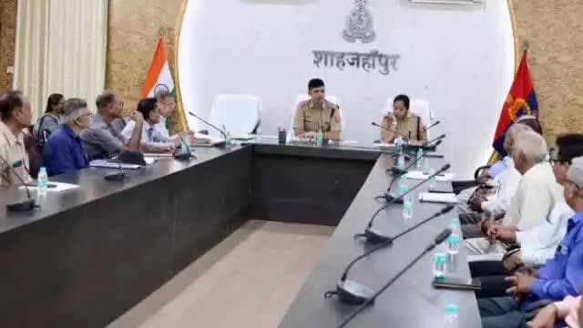 शाहजहांपुर: पुलिस अधीक्षक की अध्यक्षता में पुलिस लाइन में पुलिस पेंशनर्स के साथ बैठक, समस्याओं के निस्तारण के लिए दिए निर्देश