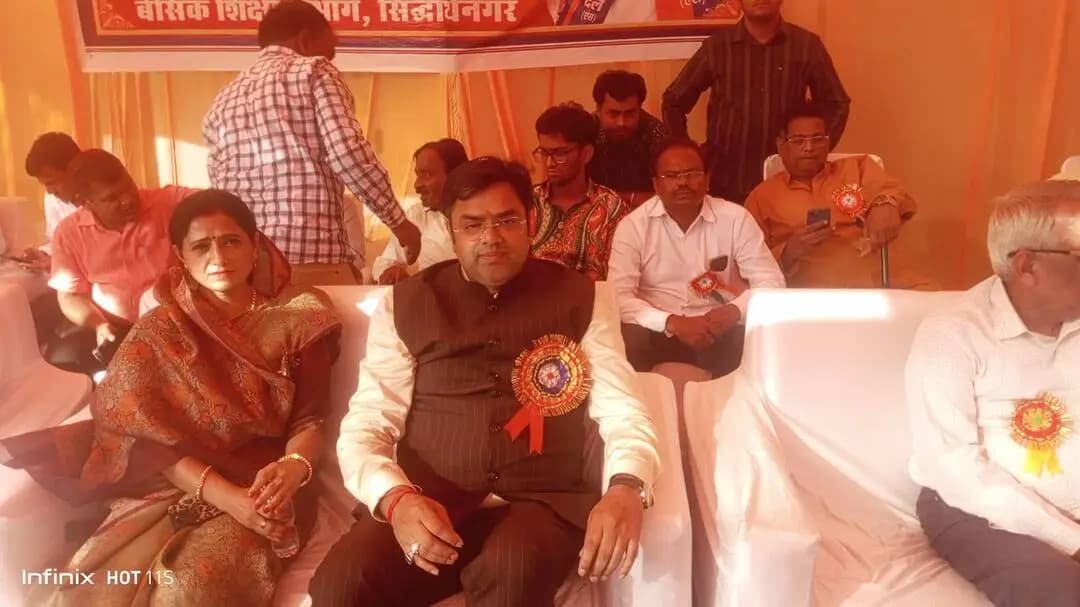 शोहरतगढ़: शिवपति इण्टर कालेज शोहरतगढ़ में विधायक विनय वर्मा ने परिषदीय विद्यालय की रसोइयों में वितरण किया साड़ी और मिष्ठान