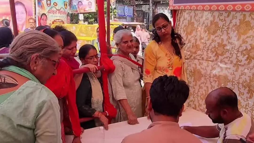 महरौली विधानसभा क्षेत्र में छठे करवा चौथ उत्सव एवं निःशुल्क मेहंदी मेले का आयोजन
