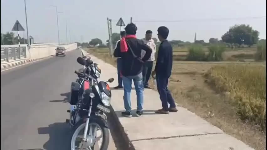सिराथू: कोखराज इलाके में बदमाशों की चलती गाड़ी से कूदकर छात्र ने बचाई जान, अगुवा करके ले जाया जा रहा था हाई स्कूल का छात्र