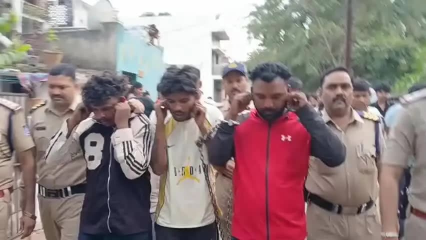 जबलपुर: आजाद नगर गंदी बस्ती में भंडारे के दौरान खूनी संघर्ष, पारस यादव की हत्या; 6 आरोपी गिरफ्तार, पुलिस ने निकाला जुलूस