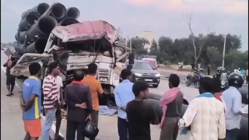 मोहनिया: NH19 पर पावर ग्रिड के पास खड़े ट्रक में पाइप लदे ट्रेलर की टक्कर, चालक की मौत, सड़क पर बिखरे पाइप