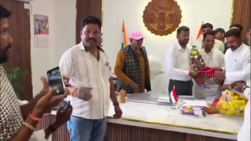 शाजापुर: राष्ट्रीय सरपंच संघ के जिला अध्यक्ष के नेतृत्व में सरपंचों ने नवागत कलेक्टर का किया स्वागत-सम्मान
