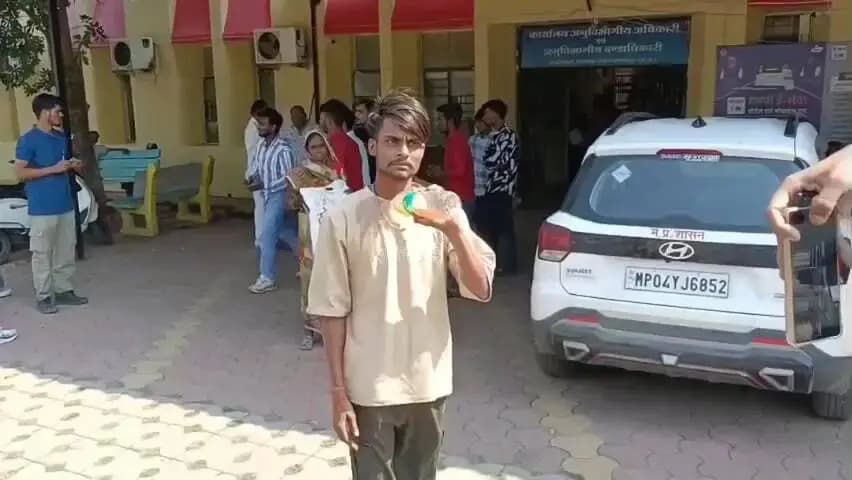 शाजापुर: शाजापुर जनसुनवाई में युवक ने खुद पर पेट्रोल छिड़का, आत्मदाह की कोशिश; मीडिया ने माचिस छीनी
