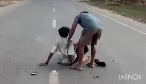 बालूमाथ: मकइयाटांड़ के पास तेज रफ्तार बाइक सवार युवक ने कार को टक्कर मारी, युवक घायल