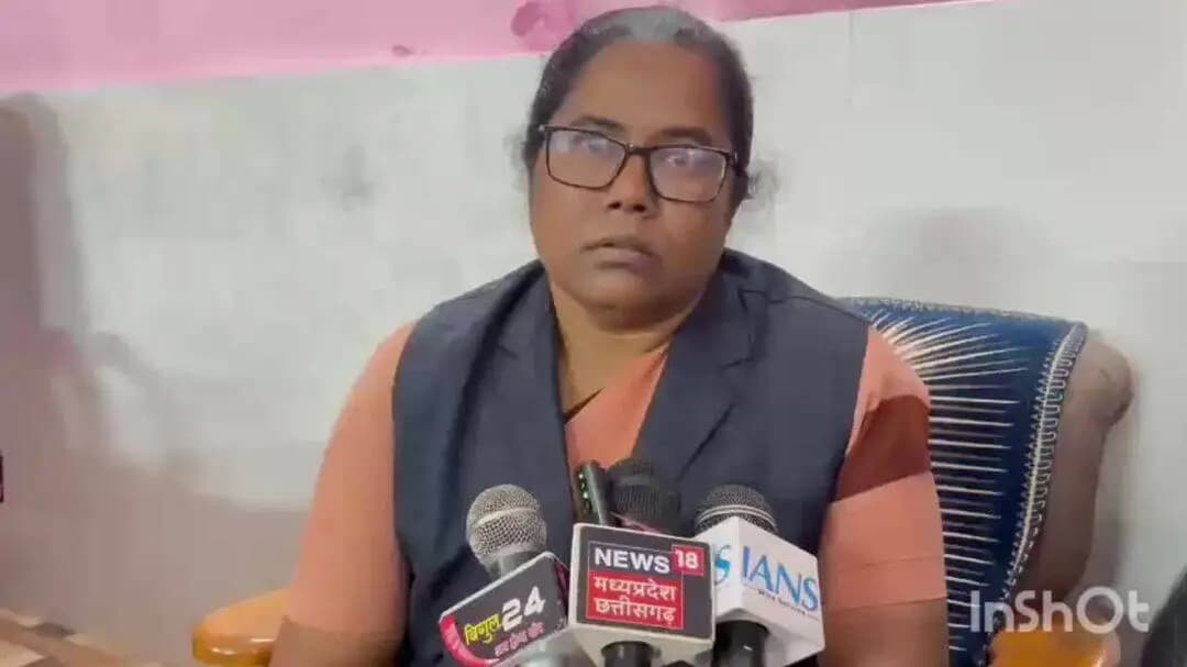 बतौली: सरगुजा जिले के उर्सू लाइन स्कूल में छात्रा को निकालने को लेकर पब्लिक एप की टीम ने प्रिंसिपल सुनीलासे प्रतिक्रिया ली
