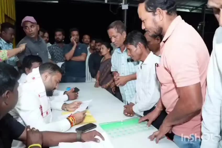 পলাশবাৰী: সাধাৰণ ৰাইজৰ সৈতে মত বিনিময় কৰে বিধায়ক হিমাংশু শেখৰ বৈশ্যই