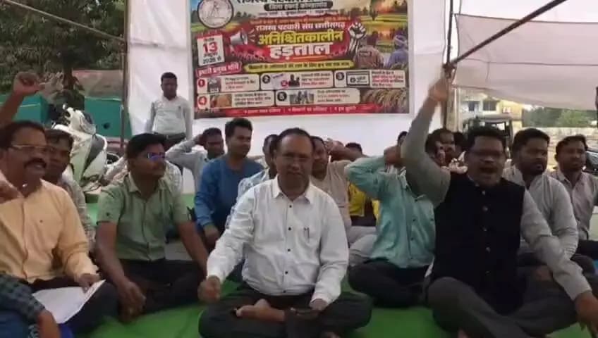 कोंडागांव: कोंडागांव में राजस्व पटवारियों की हड़ताल 15वें दिन भी जारी, 28 अक्टूबर को काली पट्टी बांधकर निकालेंगे बाइक रैली