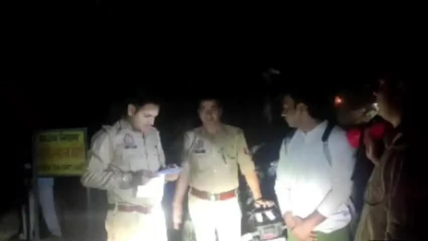 आंवला: आंवला पुलिस ने शातिर अपराधी को किया जिला बदर, यूपी गुंडा एक्ट के तहत घर पर मुनादी कराकर दी सख्त कार्रवाई की चेतावनी