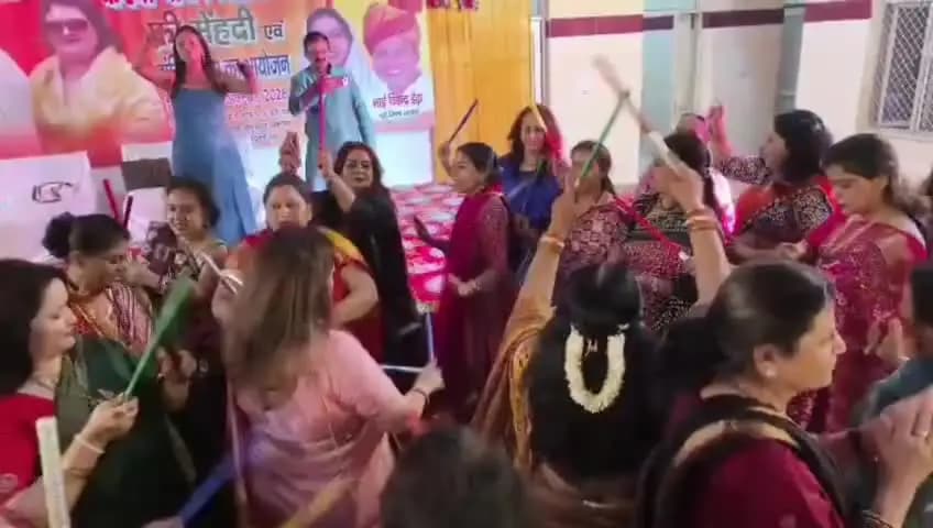 कोंडली वार्ड की निगम पार्षद मुनेश डेढ़ा ने करवा चौथ उत्सव का आयोजन किया, महिलाओं को निशुल्क मेहंदी लगाई