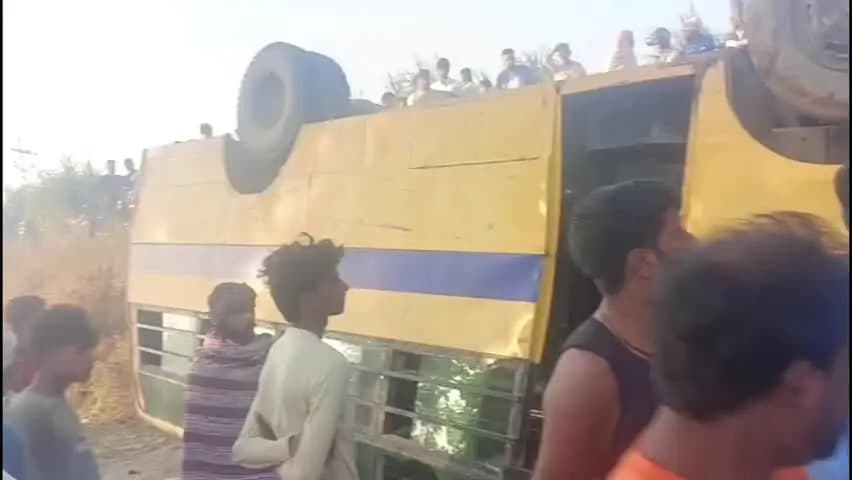 मेरठ: रोहटा में स्वामी विवेकानंद स्कूल की बच्चों से भरी बस 6 फीट गहरे खेत में गिरी, मची चीख-पुकार, 15 से ज्यादा बच्चे हुए घायल