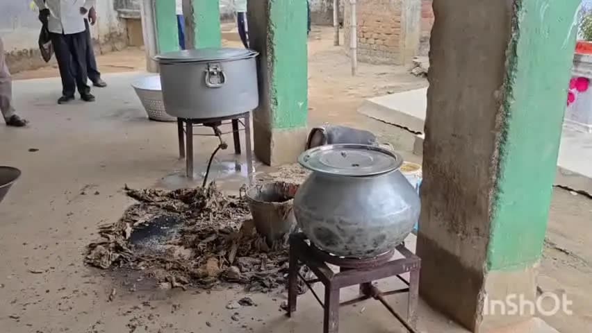 सतगावां: सतगावां प्रखण्ड के प्राथमिक मध्य विद्यालय बासोडीह गोहाल में सिलेंडर लीकेज से लगी आग, एक शिक्षक के हाथ जले