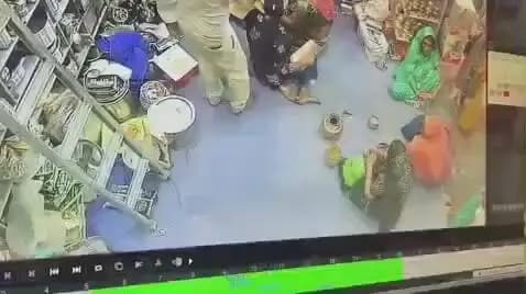 महुआ: महुआ के बर्तन दुकान में महिला चोर ने एक महिला के पर्स से ₹18,500 चुराए, घटना CCTV में कैद