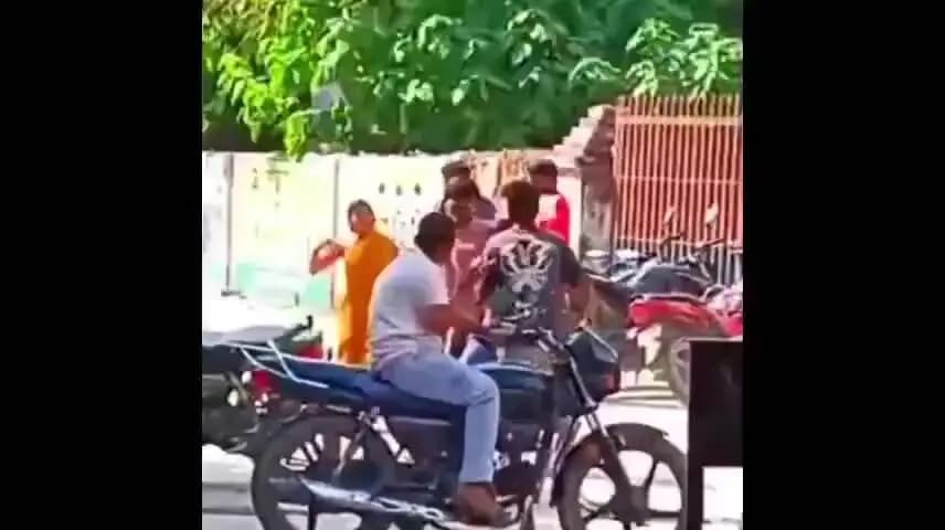 निघासन: निघासन में कोतवाली के सामने दो गुटों के बीच हुई मारपीट, घटना का लाइव वीडियो आया सामने, पुलिस कर रही है विवाद की वजह तलाश