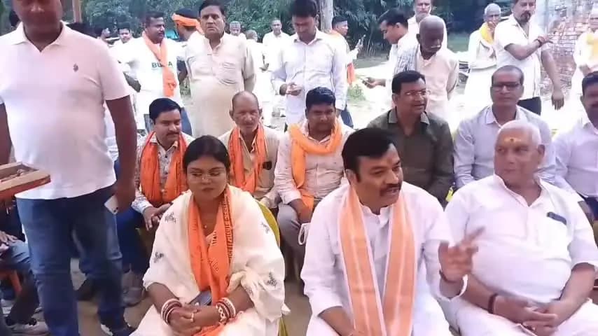 गांव-गांव पदयात्रा, घर-घर जनसंपर्क; दया छपरा पहुंचीं भाजपा नेत्री विजयलक्ष्मी
