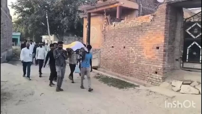 मैनपुरी: एटा में पुलिस मुठभेड़ में मैनपुरी के इनामी बदमाश वीरेंद्र की मौत, गाँव में शव का अंतिम संस्कार किया गया