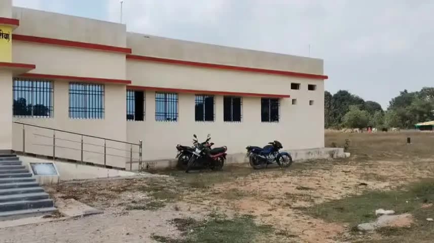 गुमला: गुमला में करोड़ों खर्च कर बन रहे छह पीएचसी, समानता पर डेढ़ लाख रूपए लेकर बहाली का आरोप