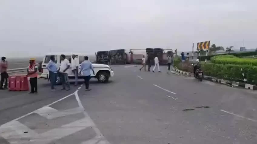 मोकामा: मोकामा के ओटा सिमरिया सिक्स लेन गोलंबर पर तेल टैंकर पलटा, कई घायल