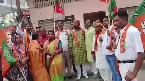 महुआ: महुआ में एमएलसी चुनाव में भाजपा प्रत्याशियों की शानदार जीत, कार्यकर्ताओं ने अबीर-गुलाल लगाकर मनाई खुशी