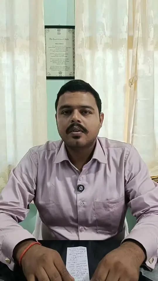 🍄 आकांक्षी प्रखंड योजना के तहत औरंगाबाद में 80 मशरूम हट का होगा निर्माण, किसानों एवं समूहों के लिए आवेदन की अंतिम तिथि 2 नवंबर तक विस्तारित
🎥 जिला कृषि पदाधिकारी, औरंगाबाद श्री संदीप राज ने वीडियो बाइट के माध्यम से मशरूम हट योजना की विस्तृत जानकारी देते हुए पात्र किसानों एवं समूहों से आवेदन करने की अपील की।
उन्होंने बताया कि नीति आयोग के अंतर्गत संचालित आकांक्षी प्रखंड योजना के तहत जिले के चार आकांक्षी प्रखंडों—मदनपुर, कुटुंबा, देव एवं नवीनगर—की सभी 80 पंचायतों में एक-एक मशरूम हट का निर्माण कराया जाएगा। इस योजना का उद्देश्य जिले में मशरूम उत्पादन को बढ़ावा देना, किसानों एवं समूहों को स्वरोजगार के अवसर उपलब्ध कराना तथा उनकी आय में वृद्धि करना है।
🌱 योजना के तहत मिलेंगी ये सुविधाएं
जिला कृषि पदाधिकारी ने बताया कि प्रत्येक मशरूम हट के निर्माण पर ₹1.80 लाख की लागत निर्धारित है। इसमें ₹36,000 लाभार्थी का अंशदान होगा, जबकि शेष ₹1.44 लाख की राशि सरकार द्वारा वहन की जाएगी। मशरूम हट का निर्माण निर्धारित एजेंसी के माध्यम से कराया जाएगा। इसके अतिरिक्त, प्रत्येक चयनित लाभार्थी को मशरूम उत्पादन के लिए 2,000 मशरूम किट निःशुल्क उपलब्ध कराई जाएंगी।
उन्होंने जानकारी दी कि एक मशरूम किट से औसतन 1 से 1.5 किलोग्राम मशरूम का उत्पादन हो सकता है। लगभग 45 से 60 दिनों के एक उत्पादन चक्र में प्रति मशरूम हट से करीब 20 से 30 क्विंटल मशरूम उत्पादन की संभावना है। इस प्रकार लाभार्थियों को मशरूम उत्पादन के माध्यम से आय अर्जित करने का अवसर मिलेगा। उत्पादित मशरूम को बेचने के लिए लाभार्थी स्वतंत्र होंगे तथा इसके विपणन को लेकर भी आगे की प्रक्रिया की जाएगी।
👩🌾 कौन कर सकता है आवेदन?
उन्होंने बताया कि कृषि विभाग के डीबीटी पोर्टल पर पंजीकृत किसान, किसान उत्पादक संगठन (FPO), महिला स्वयं सहायता समूह (WSHG), जीविका समूह तथा आत्मा के अंतर्गत अन्य पंजीकृत समूह योजना के लिए आवेदन कर सकते हैं। इसके लिए आवेदक के नाम पर लगभग 1,500 वर्गफीट भूमि उपलब्ध होना आवश्यक है। मशरूम हट के लिए 30×50 फीट अथवा 50×30 फीट आकार की भूमि होनी चाहिए।
📝 आवेदन के लिए आवश्यक दस्तावेज
इच्छुक आवेदकों को आधार कार्ड, पैन कार्ड, पासपोर्ट साइज फोटो, जमीन के कागजात, किसान पंजीकरण प्रमाणपत्र तथा शपथ-पत्र के साथ एक पृष्ठ का आवेदन तैयार कर जिला कृषि कार्यालय, औरंगाबाद में कार्यालय अवधि के दौरान जमा करना होगा।
📅 आवेदन की अंतिम तिथि बढ़ाकर 2 नवंबर 2026 की गई
जिला कृषि पदाधिकारी ने विशेष रूप से बताया कि आवेदन जमा करने की अंतिम तिथि, जो पूर्व में 26 अक्टूबर 2026 निर्धारित थी, उसे बढ़ाकर अब 2 नवंबर 2026 कर दिया गया है। निर्धारित तिथि तक प्राप्त आवेदनों की स्क्रूटनी जिला स्तरीय समिति के समक्ष की जाएगी। इसके बाद निर्धारित प्रक्रिया के अनुसार लॉटरी के माध्यम से पंचायतवार लाभार्थियों का चयन किया जाएगा।
उन्होंने बताया कि चयनित लाभार्थियों के नाम से कार्यादेश जारी किया जाएगा। मशरूम हट के निर्माण से पूर्व लाभार्थी को ₹36,000 की राशि का डिमांड ड्राफ्ट जिला योजना पदाधिकारी, औरंगाबाद के नाम से बनवाकर जिला योजना कार्यालय में जमा करना होगा। योजना के अंतर्गत निर्धारित कोटिवार आरक्षण का भी ध्यान रखा जाएगा।
🌾 जिला कृषि पदाधिकारी ने पात्र किसानों, महिला स्वयं सहायता समूहों, जीविका समूहों एवं अन्य योग्य संगठनों से अपील की कि वे इस अवसर का लाभ उठाते हुए 2 नवंबर 2026 तक अपना आवेदन जिला कृषि कार्यालय, औरंगाबाद में अवश्य जमा करें। मशरूम उत्पादन को अपनाकर स्वरोजगार, आय वृद्धि एवं कृषि आधारित उद्यमिता को बढ़ावा देने में सहभागी बनें।
#SamratChoudhary #CMSamrat #MushroomFarming #BiharAgriculture #FarmerEmpowerment #RuralDevelopment #Agriculture
Department of Agriculture, Government of Bihar Information & Public Relations Department, Government of Bihar CMO Bihar