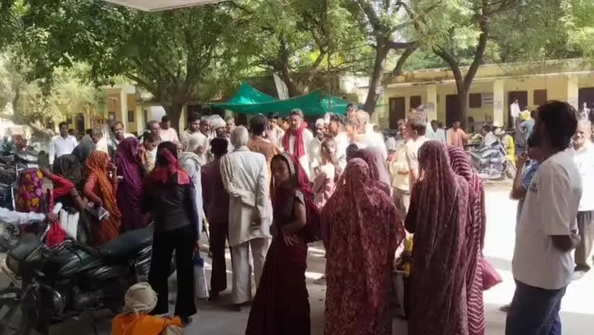 चरखारी: चरखारी के गोवर्धन मेला में खाद की पर्ची न मिलने पर किसानों ने किया हंगामा