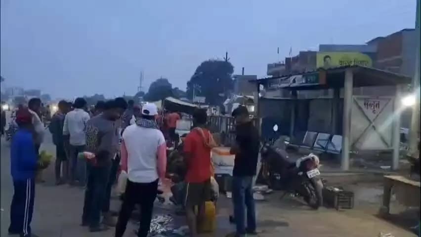 कोईलवर: कायमनगर में बस स्टॉप के पास अतिक्रमण और गंदगी से लोग परेशान, कार्रवाई की मांग