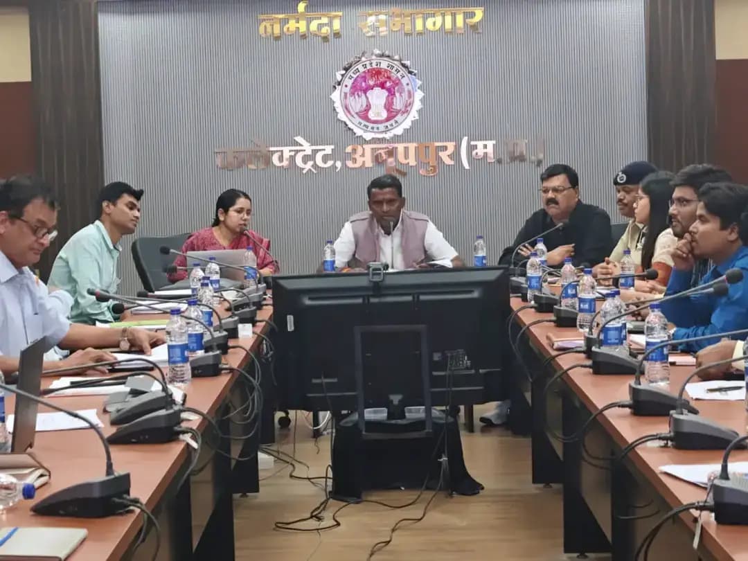 मध्यप्रदेश शासन के वन एवं पर्यावरण राज्यमंत्री तथा अनूपपुर जिले के प्रभारी मंत्री श्री दिलीप अहिरवार ने कहा कि शासन द्वारा संचालित विभिन्न जनकल्याणकारी योजनाओं का लाभ समाज के अंतिम पंक्ति के व्यक्ति तक पहुंचाना सुनिश्चित किया जाए। इसके लिए सभी विभागीय अधिकारी समर्पण भाव से कार्य करें। मुख्यमंत्री जन विश्वास अभियान-2026 के तहत आयोजित शिविरों में प्राप्त आवेदनों का समय-सीमा में निराकरण सुनिश्चित करने के साथ ही उनकी नियमित रिपोर्टिंग भी की जाए।
प्रभारी मंत्री श्री दिलीप अहिरवार कलेक्ट्रेट सभागार में आयोजित विकास विभागों की समीक्षा बैठक को संबोधित कर रहे थे। बैठक में जिला पंचायत की मुख्य कार्यपालन अधिकारी श्रीमती अर्चना कुमारी, वन मंडलाधिकारी अनूपपुर श्री डेविड वेंकटराव चनाप, अपर कलेक्टर श्री बलवीर रमन, अतिरिक्त पुलिस अधीक्षक श्री जगन्नाथ मरकाम, एसडीएम अनूपपुर सुश्री प्राशी अग्रवाल सहित विभिन्न विभागों के जिला स्तरीय अधिकारी उपस्थित थे।
प्रभारी मंत्री श्री दिलीप अहिरवार ने विभागीय योजनाओं के क्रियान्वयन एवं विकास कार्यों की समीक्षा करते हुए अधिकारियों को आवश्यक दिशा-निर्देश दिए। उन्होंने निजी स्कूलों में फीस वसूली पर निगरानी रखने, प्राप्त शिकायतों का तत्काल निराकरण करने तथा निजी विद्यालयों की सघन मॉनिटरिंग सुनिश्चित करने के निर्देश दिए। उन्होंने सामुदायिक स्वास्थ्य केंद्र पुष्पराजगढ़ में व्यवस्थाओं में सुधार के संबंध में मुख्य चिकित्सा एवं स्वास्थ्य अधिकारी को आवश्यक कार्रवाई करने के निर्देश भी दिए।
प्रभारी मंत्री श्री दिलीप अहिरवार ने शिक्षा, स्वास्थ्य, महिला एवं बाल विकास, पंचायत एवं ग्रामीण विकास, कृषि, उद्यानिकी, जनजातीय कार्य, खनिज, नगरीय प्रशासन, सामाजिक न्याय, लोक निर्माण विभाग, लोक स्वास्थ्य यांत्रिकी, ग्रामीण यांत्रिकी सेवा, श्रम, परिवहन एवं उद्योग सहित विभिन्न विभागों के कार्यों की विस्तार से समीक्षा की। उन्होंने विभागीय योजनाओं के प्रभावी क्रियान्वयन तथा आम नागरिकों को शासन की जनकल्याणकारी योजनाओं का लाभ समय पर उपलब्ध कराने के संबंध में अधिकारियों को आवश्यक दिशा-निर्देश दिए।
#anuppur
