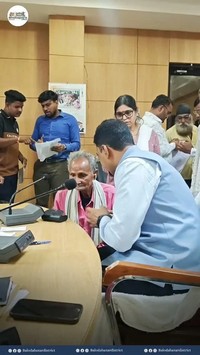 #जनदर्शन में संवेदनशील पहल: पांच मिनट में बुजुर्ग चोवा राम को मिला श्रवण यंत्र, लौट आई सुनने की उम्मीद।
कलेक्टर श्री कुलदीप शर्मा ने संवेदनशीलता के साथ सुनी समस्या, समाज कल्याण विभाग के माध्यम से तत्काल उपलब्ध कराया श्रवण यंत्र।
#balodabazar
#goodgovernance
#sushasansarkar