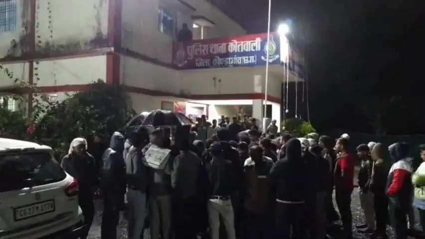 कोंडागांव: हिंदू युवती के लापता होने पर सिटी कोतवाली पहुंचे सर्व समाज के लोग, 'लव जिहाद' का आरोप लगाते हुए वापसी की मांग