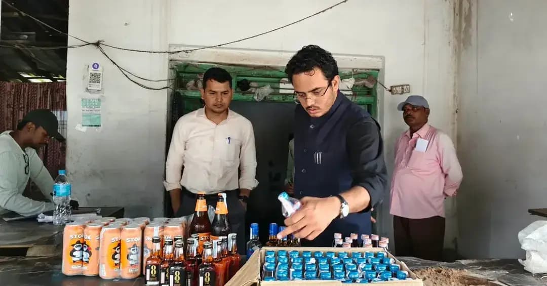 अवैध शराब भंडारण के विरूध्द की गई कार्यवाही , 46 बल्क लीटर अवैध शराब जब्त
कलेक्टर श्रीमती राखी सहाय ने जिले में अवैध शराब के भंडारण, परिवहन तथा विक्रय पर रोक लगाने के निर्देश दिए थे । निर्देश के परिपालन में जिले में अवैध शराब के भंडारण एवं बिक्री पर अंकुश लगाने के उद्देश्य से एसडीएम बांधवगढ़ अंबिकेश प्रताप सिंह के नेतृत्व में कार्रवाई की गई। इस दौरान दो अलग-अलग स्थानों से कुल 46 बल्क लीटर अवैध रूप से रखी शराब जब्त की गई। उल्लेखनीय है कि प्राप्त सूचना के आधार पर हाईवे से लगे ढाबों में आकस्मिक जांच की गई।
एसडीएम बांधवगढ़ ने ग्राम भरौला के गगन ढाबा में जांच की। जांच के दौरान मौके पर उपस्थित ढाबा संचालक गगन असाटी से चाबी लाने के लिए कहा गया। संचालक चाबी लेने गए, लेकिन वापस नहीं लौटे। इसके बाद मौके पर पंचनामा तैयार कर ताला तुड़वाया गया। जांच के दौरान ढाबे से 28.6 बल्क लीटर अवैध रूप से रखी शराब जब्त की गई। जब्त शराब में 8 पीएम, इम्पीरियल ब्लू, मदिरा प्लेन, गोवा व्हिस्की, बॉम्बे स्पेशल व्हिस्की एवं स्ट्रांग बीयर शामिल हैं।
इसी प्रकार, प्राप्त सूचना के आधार पर भरौला में हाईवे से लगी विपिन गुप्ता की दुकान पर जांच की गई। यहां से 5.4 बल्क लीटर अवैध रूप से रखी शराब जब्त की गई। जब्त शराब में गोवा, मदिरा प्लेन, 8 पीएम एवं देशी मदिरा मसाला, शंहशाह ढाबा भरौला में 0.52 बल्क लीटर देशी शराब, इसी तरह ग्राम निगहरी, देवांश ढाबा में 6.84 ब. ली. देशी एवं विदेशी शराब, मनु ढाबा में 2.16 ब. ली. देशी एवं विदेशी शराब, शैलू ढाबा में 3.56 ब. ली. देशी एवं विदेशी शराबमें कुल बल्क लीटर देशी विदेशी शराब जप्त की गई ।
उक्त कार्रवाइयों में कुल 46 बल्क लीटर शराब जब्त की गई। जप्त की गई शराब आबकारी विभाग को सुपुर्द की गई। कार्रवाई के दौरान प्रभारी तहसीलदार दिलीप सोनी एवं आबकारी टीम उपस्थित रही।
@cmmadhyapradesh
@jansamparkmp
#umaria